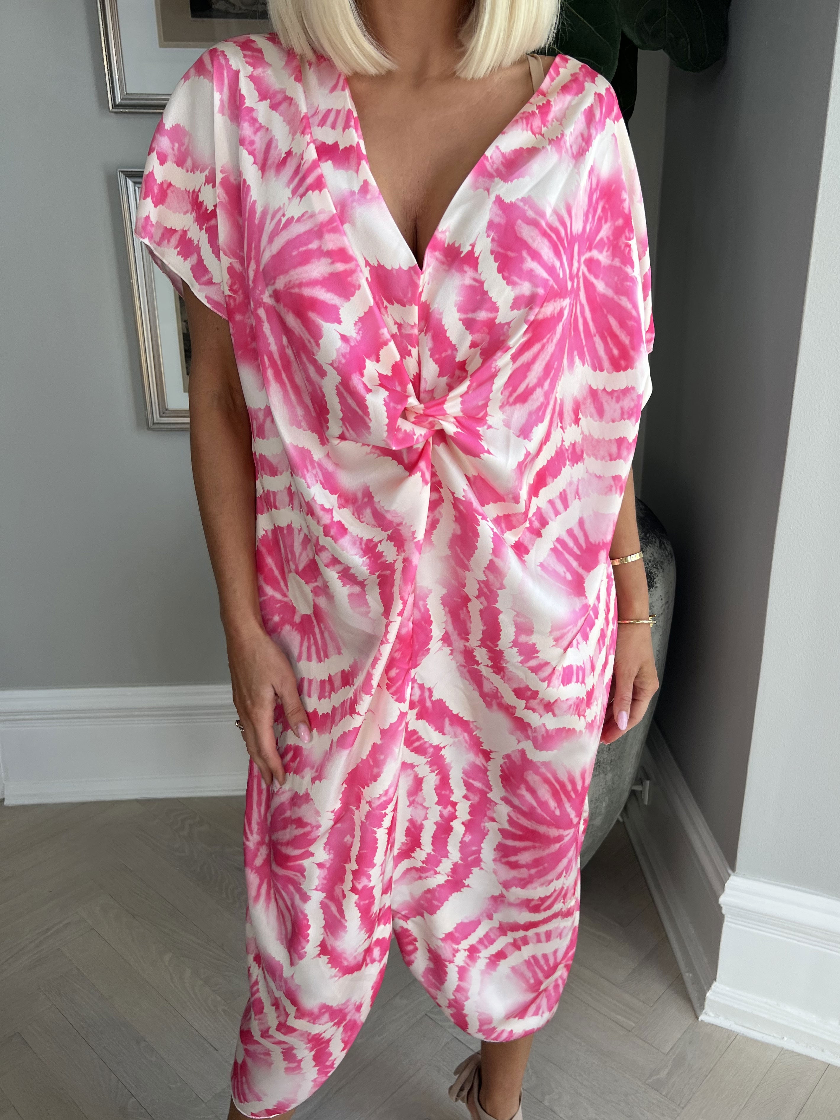 Juno Batik - Sød kjole i batikmønster med knude ved brystet